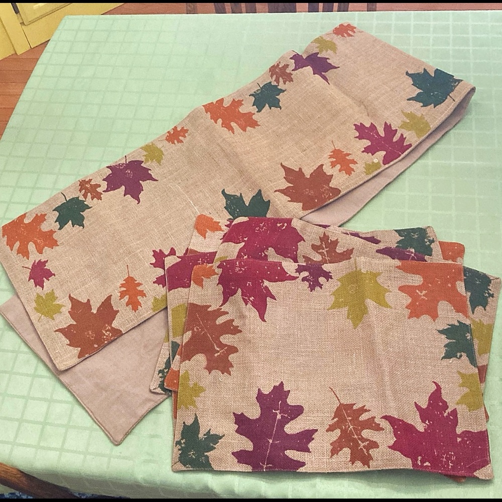 Burlap Autumn Leaf print table runner and coordinating placemats (4)